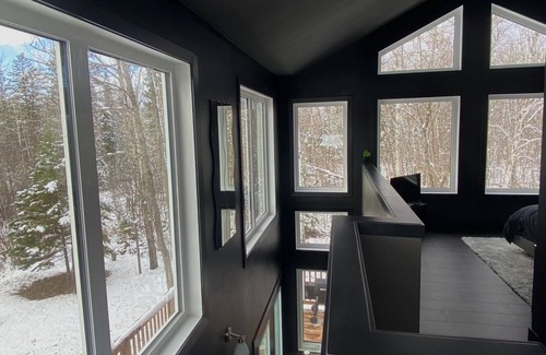 Lac du Bonnet Cabin | Romantic, Private Getaway, Tiny High-Rise cabin, Couples Retreat.