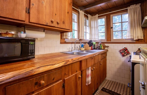 Trail Cabin | Romantic & private cabin on Rogue River, 1 hr from Crater Lake
