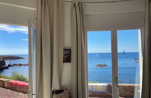 Antheor House | Romantic Provencal house 1947, waterfront on small beach.