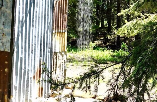 Alberta Cabin | Romantic Retreat in Tin Bins Cabin