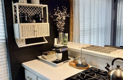 Pleasant Shade Cottage | Romantic-Relaxing Jacuzzi Bathhouse Cottage