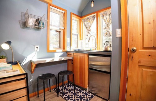 Lyons Resort | Romantic Retreat at Cherry Birch – Cozy Tiny Home by the River in Lyons