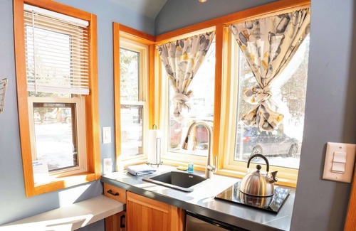 Lyons Resort | Romantic Retreat at Cherry Birch – Cozy Tiny Home by the River in Lyons