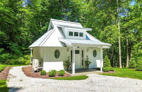 Dover Cabin | Romantic Retreat | Double Shower | Two Person Claw Foot Tub