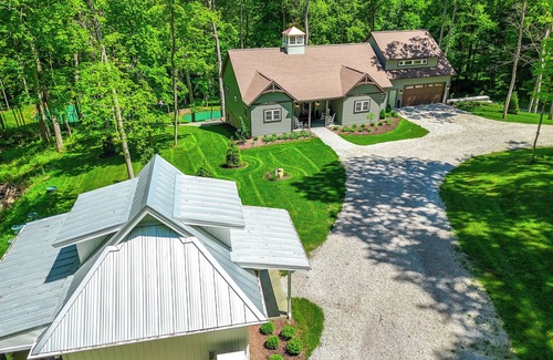 Dover Cabin | Romantic Retreat | Double Shower | Two Person Claw Foot Tub