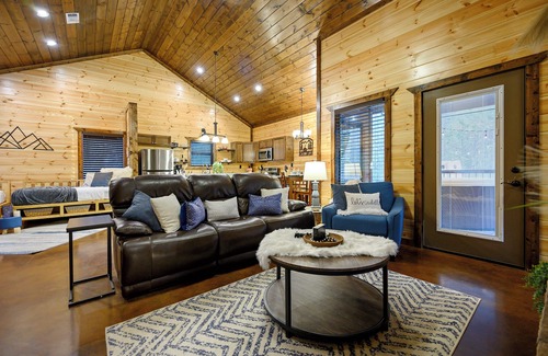 Broken Bow Cabin | Romantic Retreat Hot Tub Fire Pit S’mores & Firewood Incl Dog Friendly