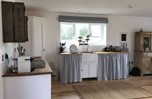 Abbess Roding House | Romantic retreat in the hop fields of Kent, with great sightseeing