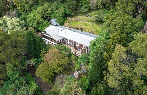 Kalorama Cabin | Romantic Retreat in the Dandenong Mountains with amazing city views