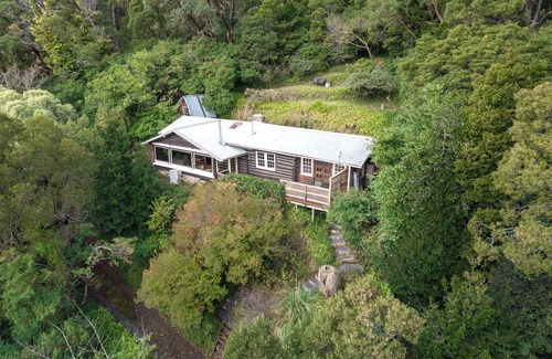 Kalorama Cabin | Romantic Retreat in the Dandenong Mountains with amazing city views