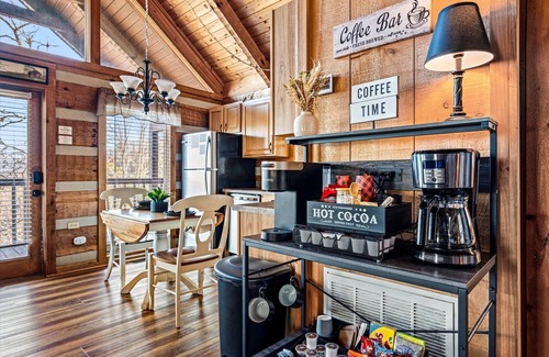 Gatlinburg - Pigeon Forge Cabin | ROMANTIC Retreat! Mountain VIEWS! NEW Hot Tub! PET Friendly! Fireplace!