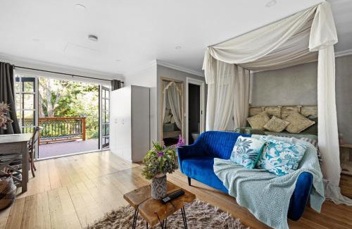 Mount Dandenong House | Romantic Retreat with Spa and Private Gardens