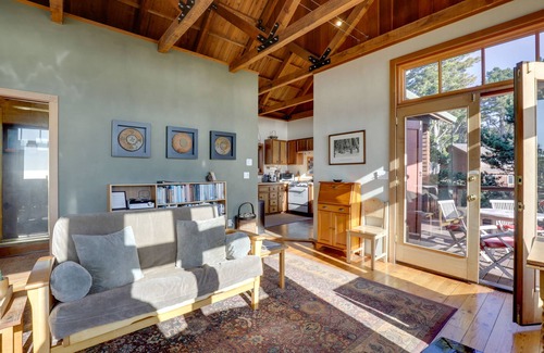 Albion Cottage | Romantic Ridgetop Escape w/Hot Tub Near Mendocino