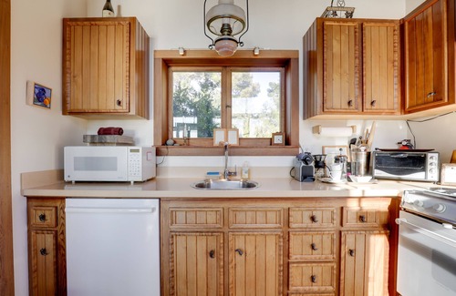 Albion Cottage | Romantic Ridgetop Escape w/Hot Tub Near Mendocino