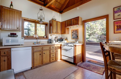 Albion Cottage | Romantic Ridgetop Escape w/Hot Tub Near Mendocino