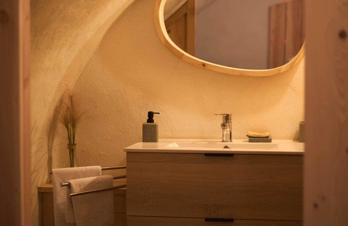 Meilhaud Apartment | Romantic room with jacuzzi and private sauna