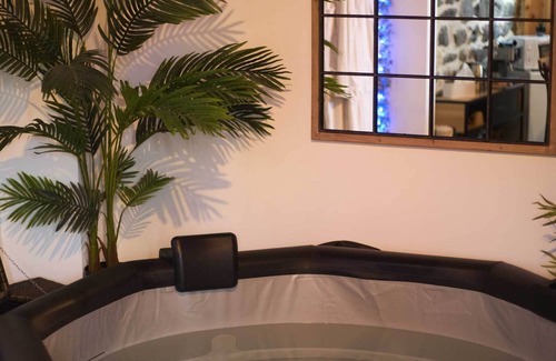 Meilhaud Apartment | Romantic room with jacuzzi and private sauna