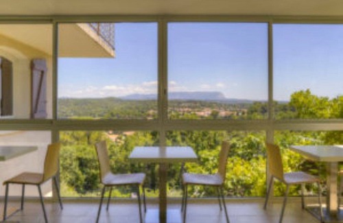 Venelles House | Romantic room with Sainte Victoire view and swimming pool