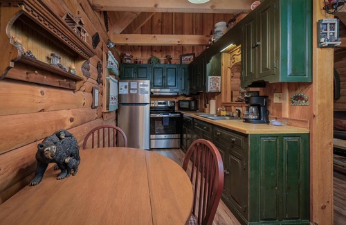 Gatlinburg - Pigeon Forge Cabin | Romantic Rustic Cabin! Close to Attractions!
