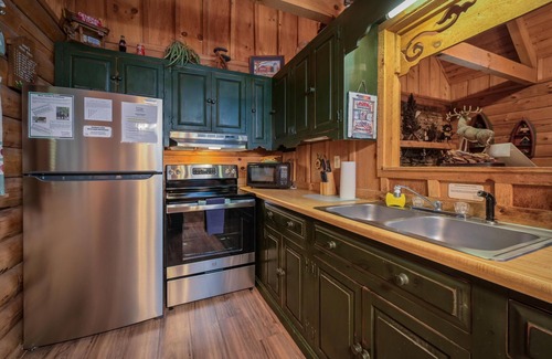 Gatlinburg - Pigeon Forge Cabin | Romantic Rustic Cabin! Close to Attractions!