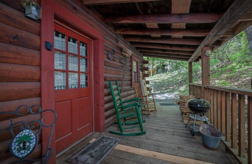 Gatlinburg - Pigeon Forge Cabin | Romantic Rustic Cabin! Close to Attractions!