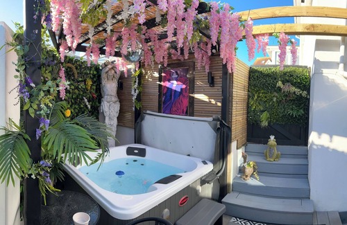 Woodingdean Apartment | Romantic Secret Garden Retreat