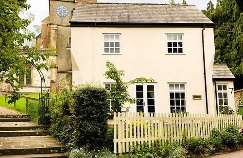 Ashbury Cottage | Romantic & Secluded Cottage. Beautiful Walks & Fantastic Pub