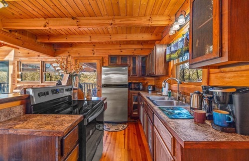 Caton Cabin | Romantic, secluded, relaxing retreat, arcade game,hot tub, wooden cabin, private