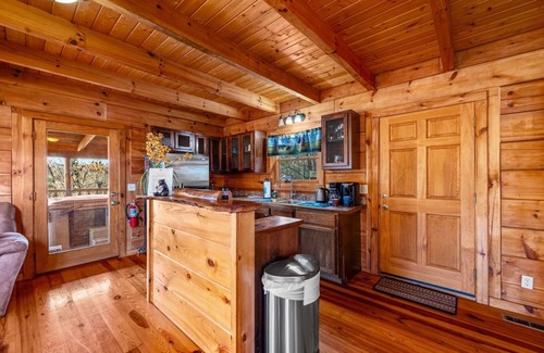 Caton Cabin | Romantic, secluded, relaxing retreat, arcade game,hot tub, wooden cabin, private