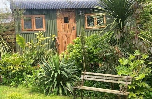 Camborne House | Romantic Shepherds hut not far From the Beach