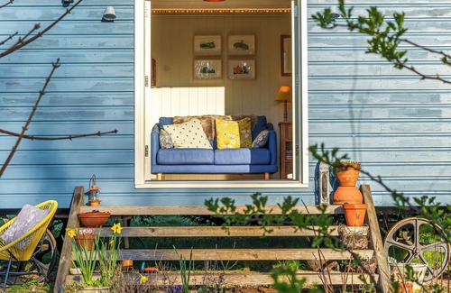 Rattery Cabin | Romantic shepherds hut with woodland hot tub- close to Dartmoor, Coast & Totnes
