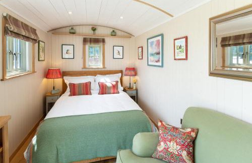 Crediton Ski Chalet | Romantic Shepherds Hut, Devon with outside bath
