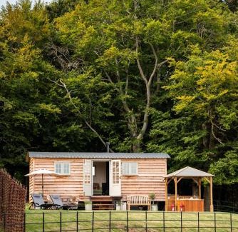 Crediton Ski Chalet | Romantic Shepherds Hut, Devon with outside bath
