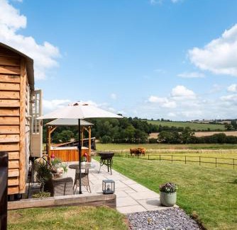 Crediton Ski Chalet | Romantic Shepherds Hut, Devon with outside bath