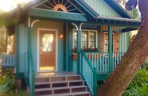 Steinhatchee Cottage | Romantic Spa Experience in Luxurious Creekside Honeymoon Cottage in the Landings