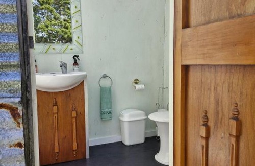 Bangor House | Romantic Stay by Historic Church on Wine Route