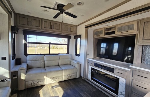 Alvord House | Romantic Stay in Beautiful New RV on 30 Acres