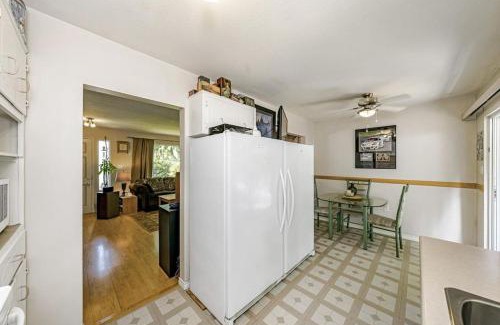 Cloverdale House | Romantic Stay in Beautiful House near Restaurants, Shopping & Transit C1