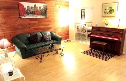 Cloverdale House | Romantic Stay in Beautiful House near Restaurants, Shopping & Transit C1