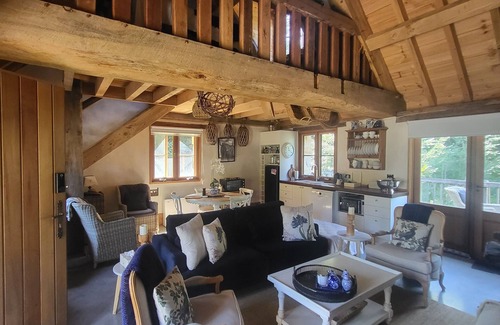 Burradoo Cottage | Romantic Stone Cottage Overlooking Pond. 5mins to Town