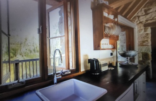 Burradoo Cottage | Romantic Stone Cottage Overlooking Pond. 5mins to Town