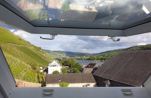 Zeltingen-Rachtig Apartment | Romantic Studio 4 Rosenburg view near the Moselle