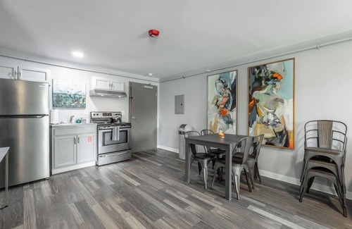 Rock Spring Apartment | Romantic Studio Retreat - King Bed, Fireplace, Close to Chattanooga