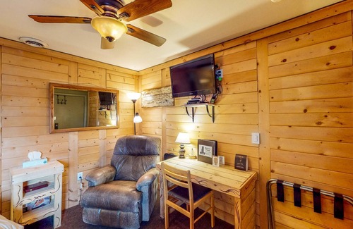 Cedaredge Cabin | Romantic studio with stellar shared amenities