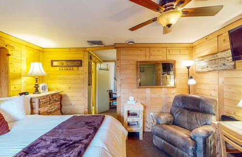 Cedaredge Cabin | Romantic studio with stellar shared amenities