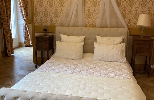 Saint-Barthelemy-de-Vals House | Romantic suite by Isoarde des Baux - Château de Rochetaillée