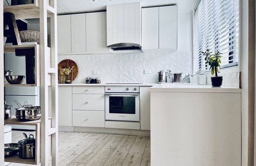 Surfdale Apartment | Romantic, sun filled, 6 minute walk to beach
