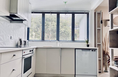 Surfdale Apartment | Romantic, sun filled, 6 minute walk to beach