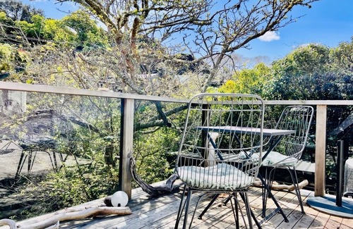 Surfdale Apartment | Romantic, sun filled, 6 minute walk to beach