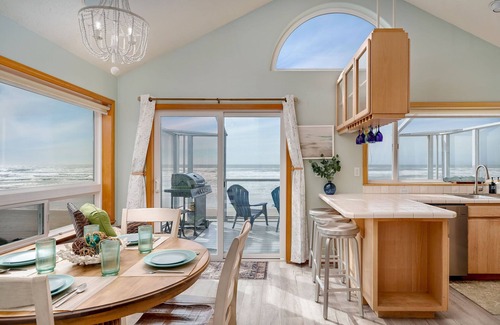 Oregon Coast Cottage | Romantic Sunset Beach Views, HotTub @pinpointstays