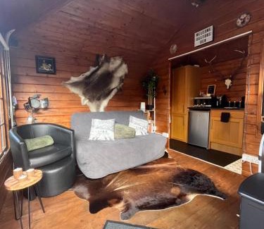 Eastleigh Apartment | Romantic Swiss Cabin Hideaway & Hot Tub Spa Pool